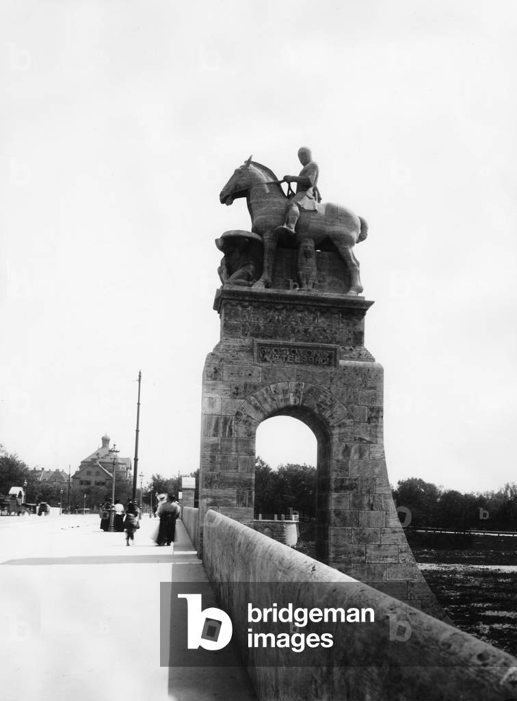 Wittelsbach monument on the Wittelsbacher Bridge in Munich (b/w photo)