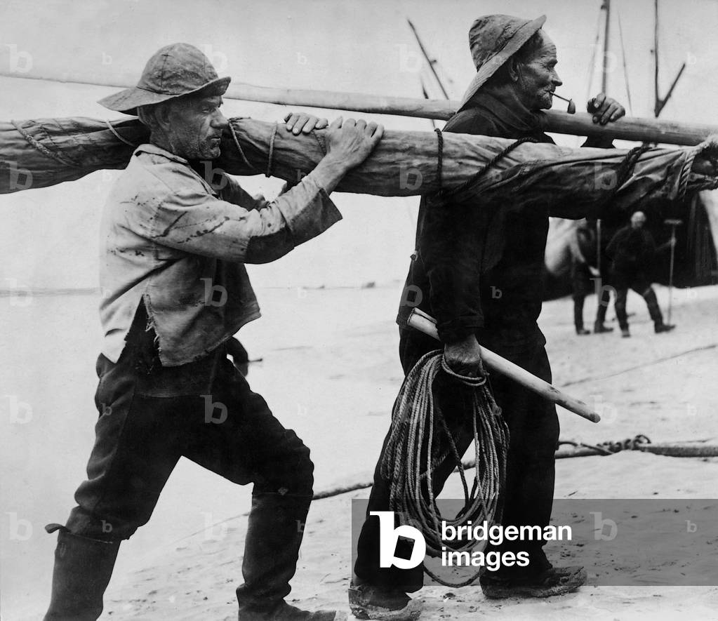 Fishermen before the haul (b/w photo)