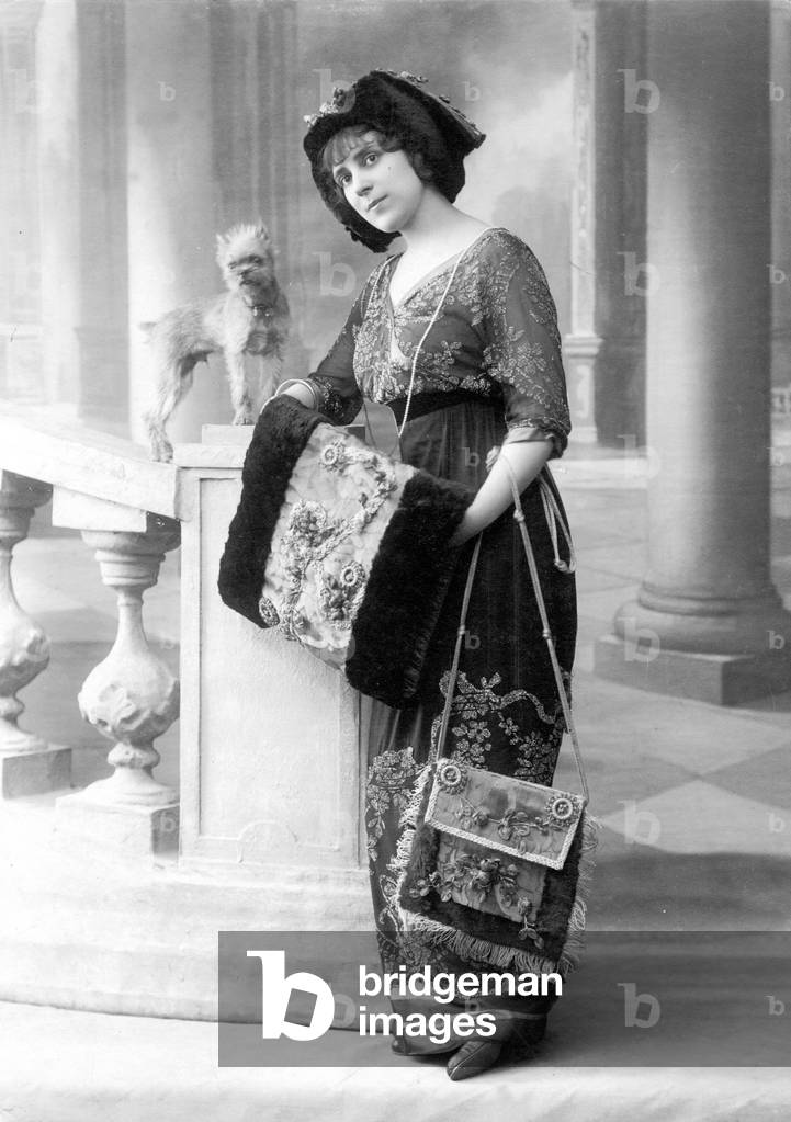 Women's fashion from 1911 (b/w photo)