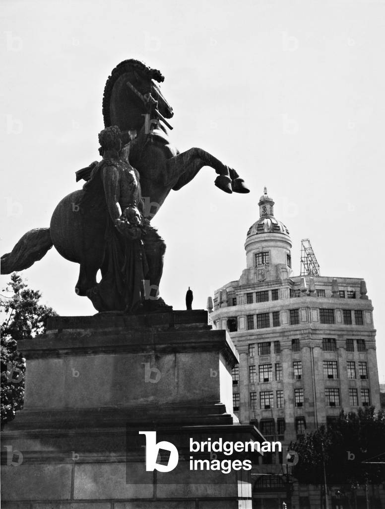 Monument on the Plaza de Catalunya, 1936 (b/w photo)