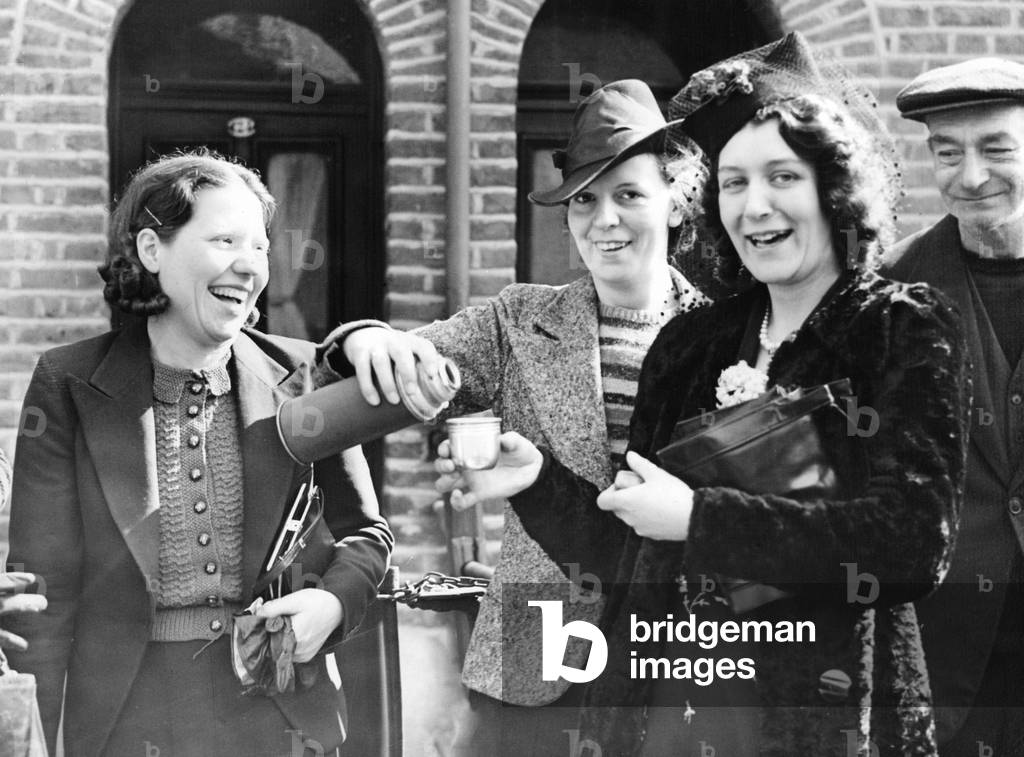 Strike outside the Siemens Brothers & Co factory in Woolwich, 1939 (b/w photo)