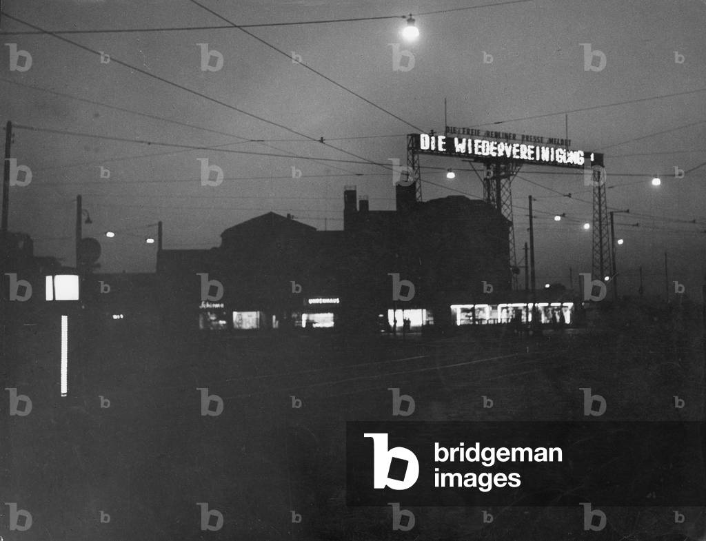 A neon sign with press releases in West Berlin, 1950 (b/w photo)