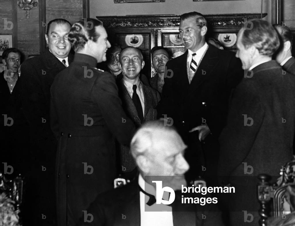 Willy Fritsch and Gary Cooper at the Ufa complex in Babelsberg, 1938 (b/w photo)