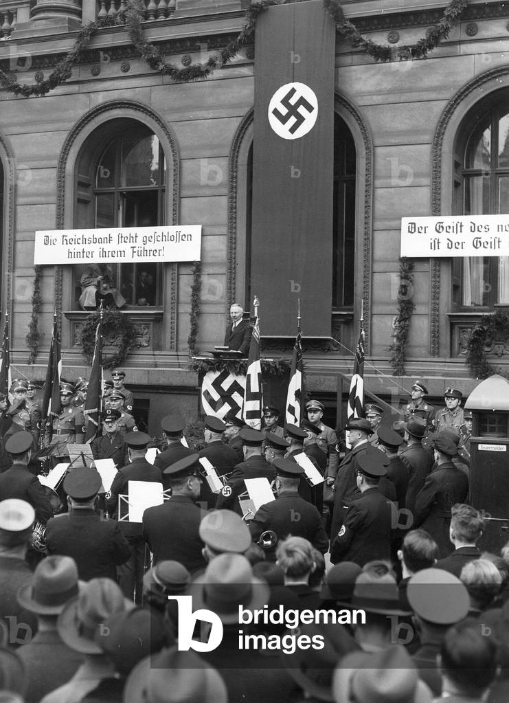 Reich bank President Hjalmar Schacht speaks to his officials and employees, 1936 (b/w photo)