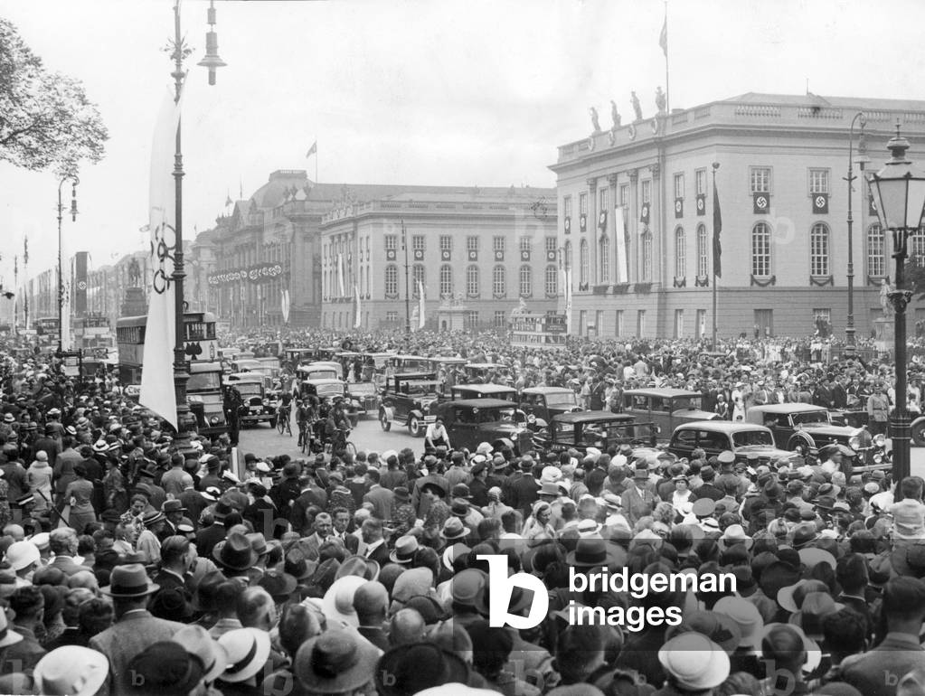 The boulevard Unter den Linden during the Olympics in Berlin, 1936 (b/w photo)