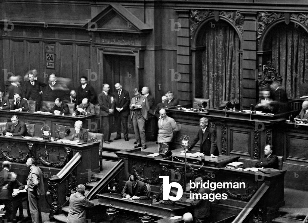 Rudolf Breitscheid speaks in the Reichstag, 1929 (b/w photo)