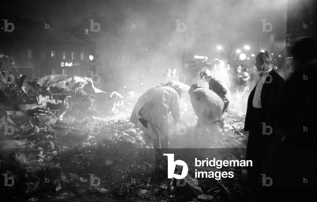 Plane crash in Munich on 17.12.1960 (b/w photo)