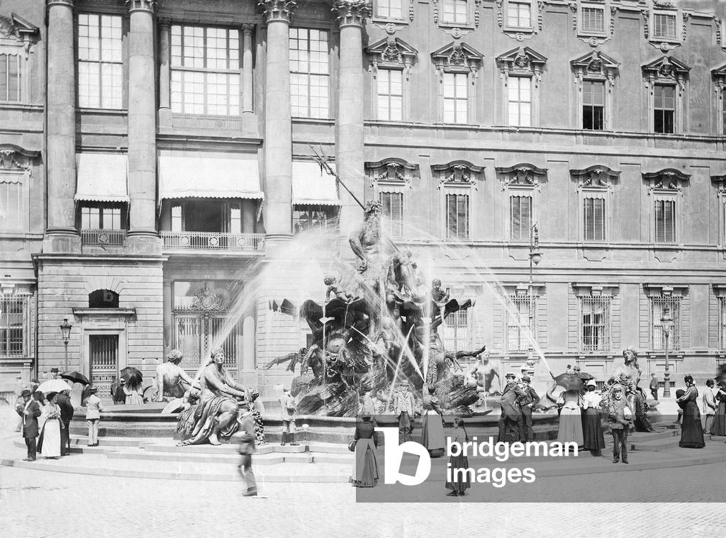 Fountain in front of the city palace in  Berlin, 1913 (b/w photo)
