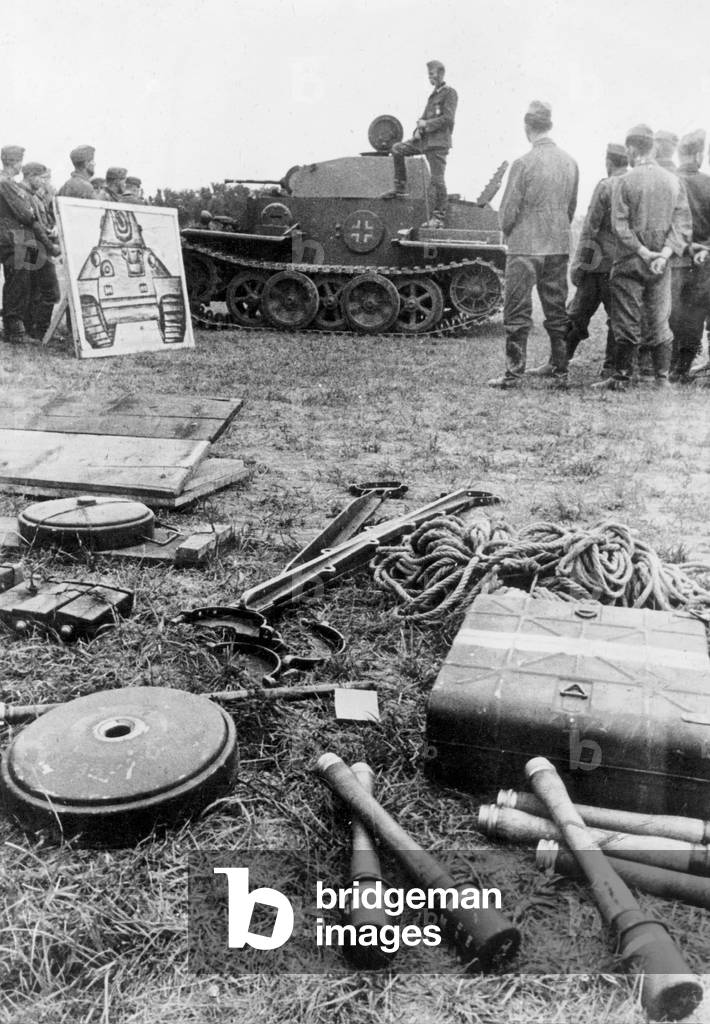 Training for anti-tank, 1943 (b/w photo)