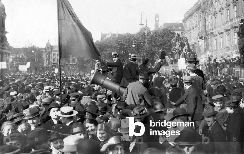 Demonstration of the USPD in front of the Berlin Palace, 1919 (b/w photo)