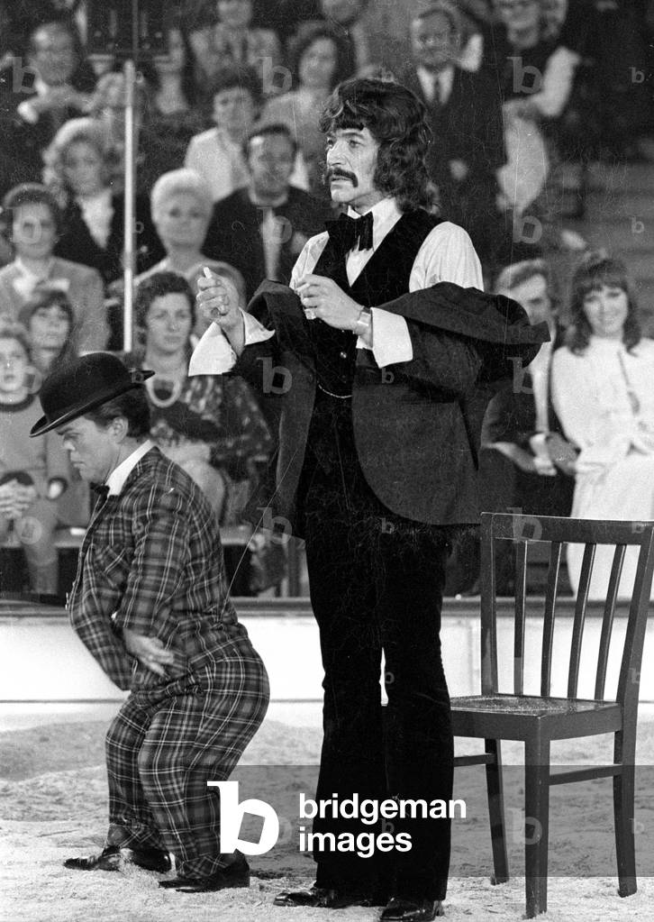 Peter Wyngarde in the show Stars in der Manege, 1971 (b/w photo)