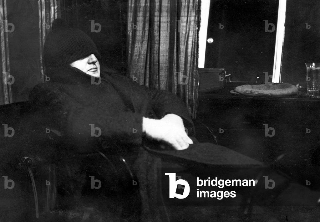 Passenger in the airship 'Graf Zeppelin', 1928 (b/w photo)