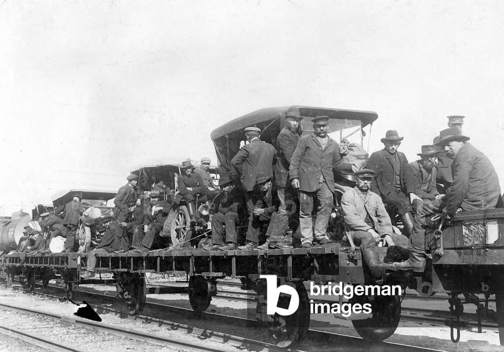 Wagons with cars and workers in East Prussia, 1914 (b/w photo)