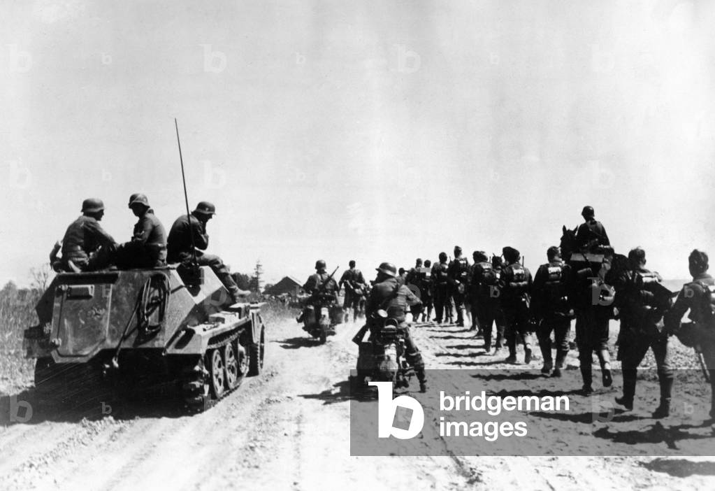 German troops at the beginning of the Russian campaign, 1941 (b/w photo)