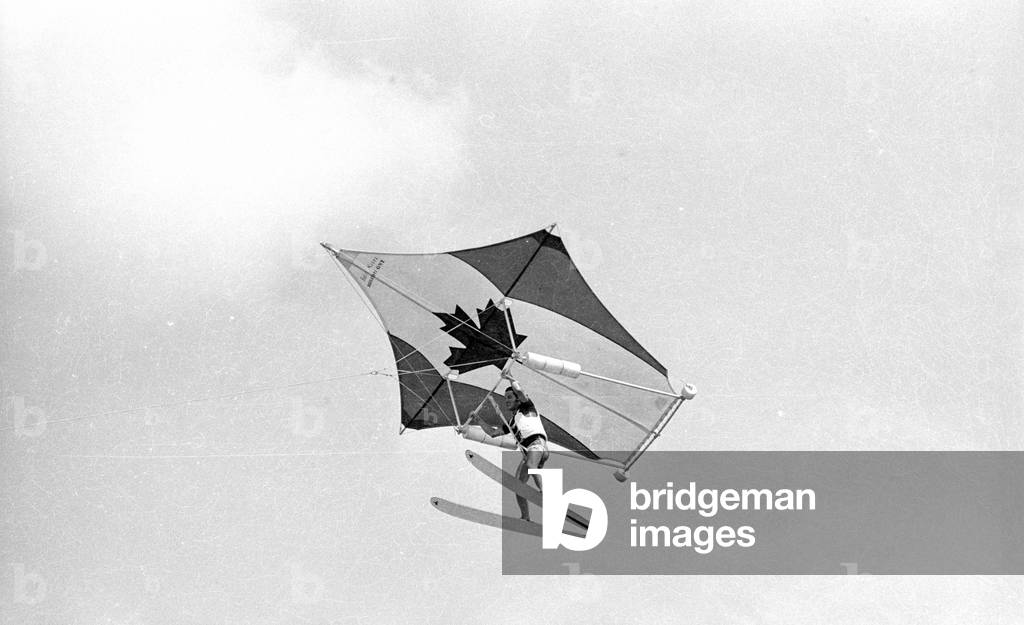 Udo Juergens hang gliding, 1971 (b/w photo)