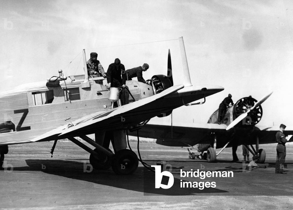 Refueling of Luftwaffe school engines, 1935