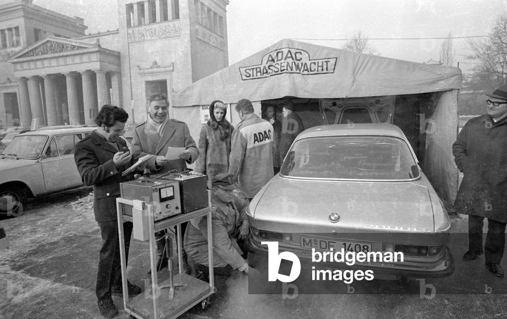 ADAC CO emissions test with Blacky Fuchsberger, 1971 (b/w photo)