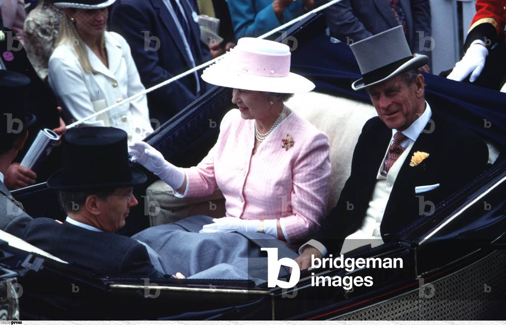 Queen Elizabeth II and her husband Prince Philip on the way to 'Royal Ascot' / England 06/97 dru woman England 'English royal house' Adel Politics Society Horse racing Sport reputable elegant carriage sitting people driving halfway across Elizabeth II. Queen of Great Britain and Northern Ireland