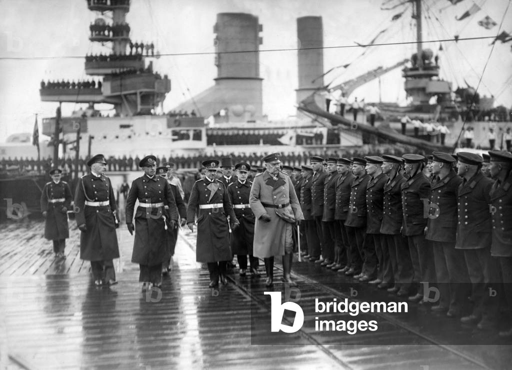 Reich President Hindenburg before soldiers of the Reichsmarine, 1928