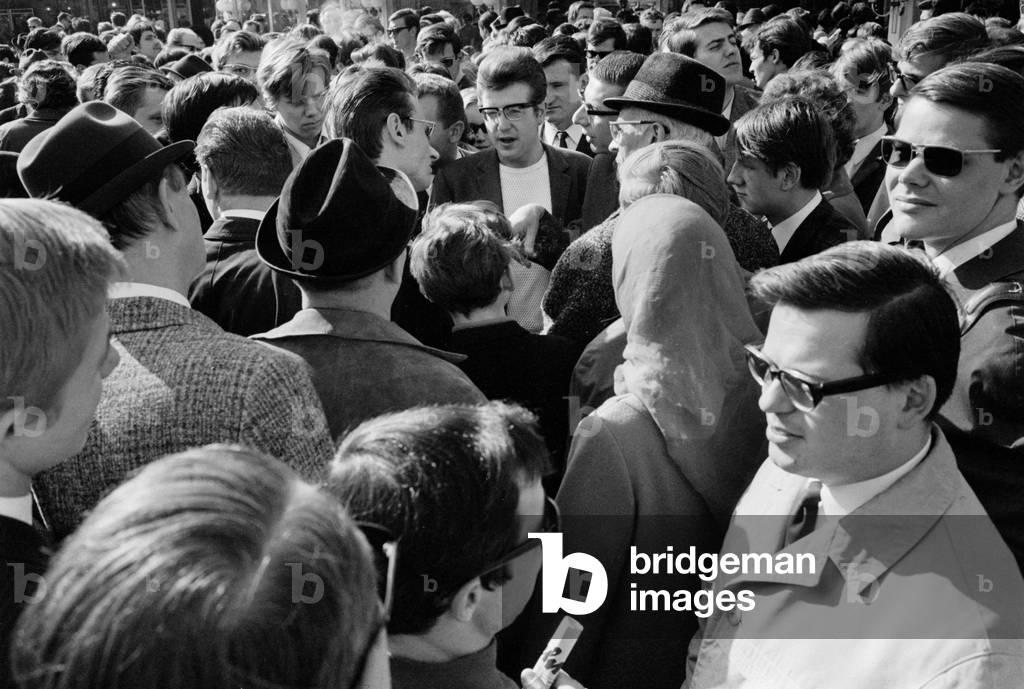 Crowd of people in Hamburg (b/w photo)