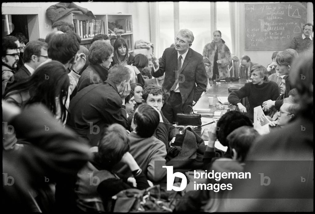 Jürgen Habermas in the auditorium of the philosophical faculty, 1969 (b/w photo)