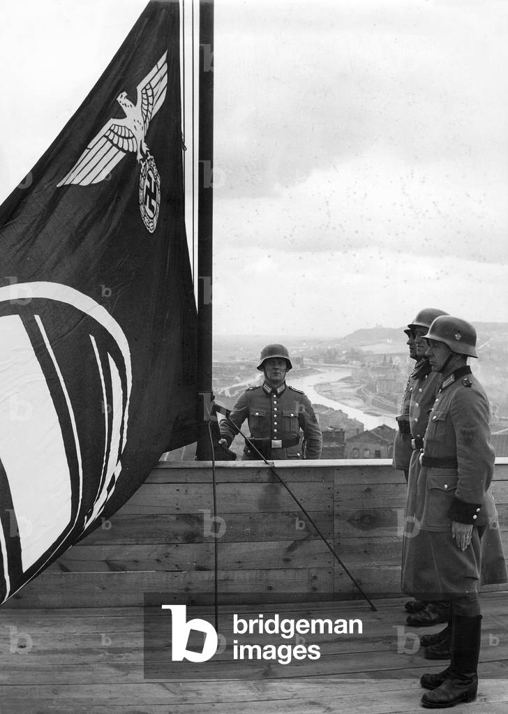 Officers of a police unit on the tower of the Wawel castle, 1941 (b/w photo)