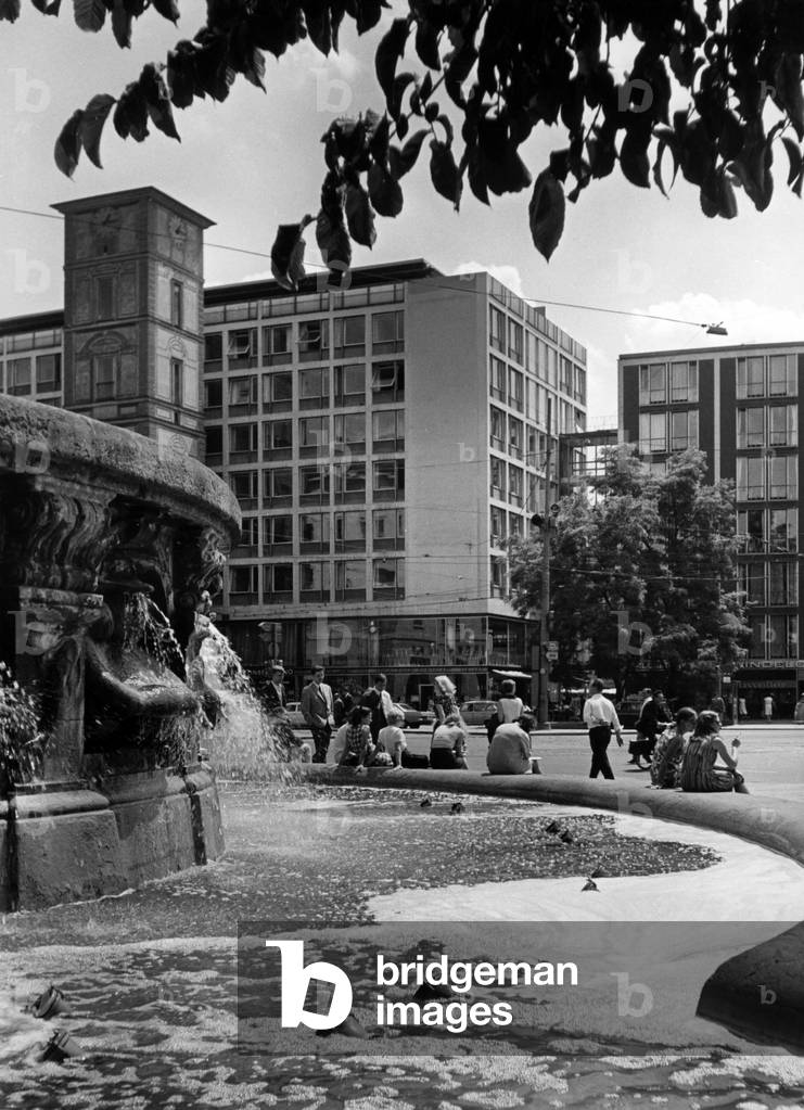 Wittelsbacher Brunnen and Maxburg at the Lenbachplatz in Munich (b/w photo)