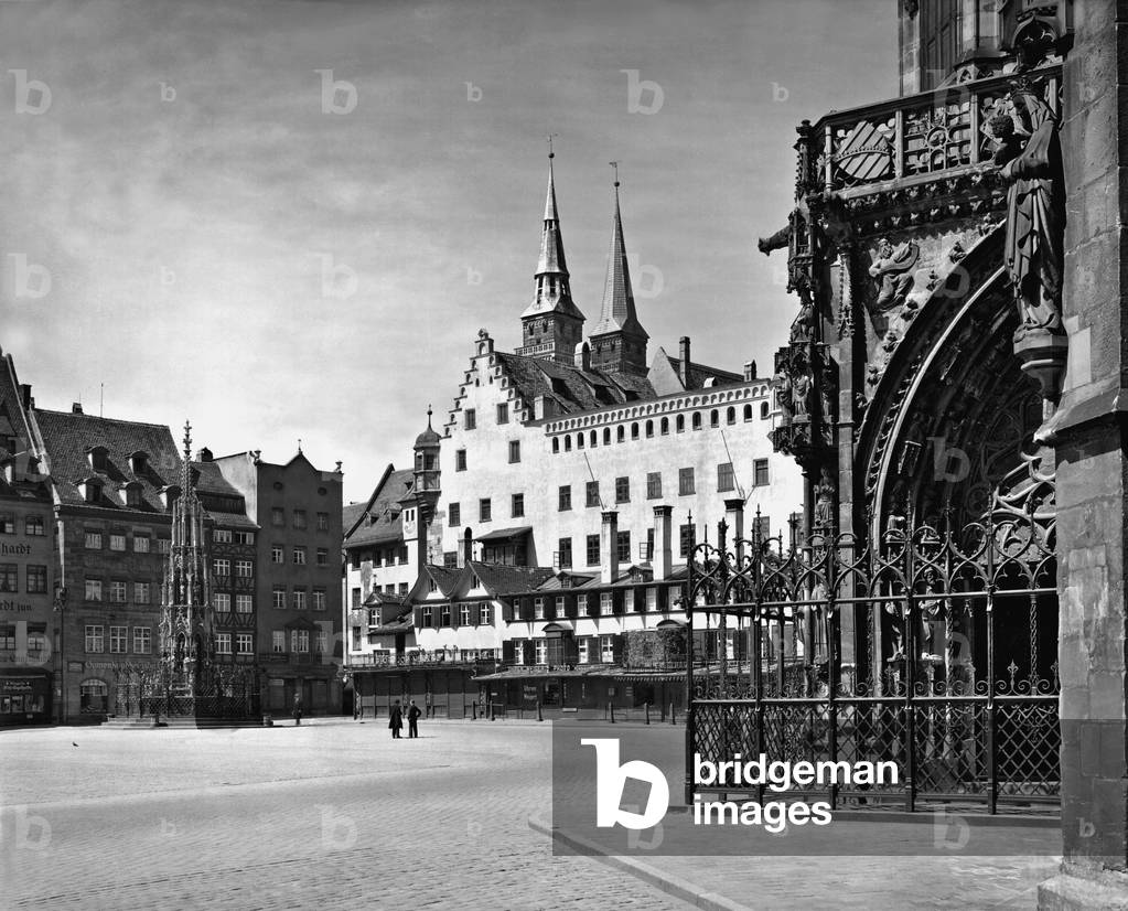 Beautiful fountain on the main market in Nuremberg, 1930 (b/w photo)