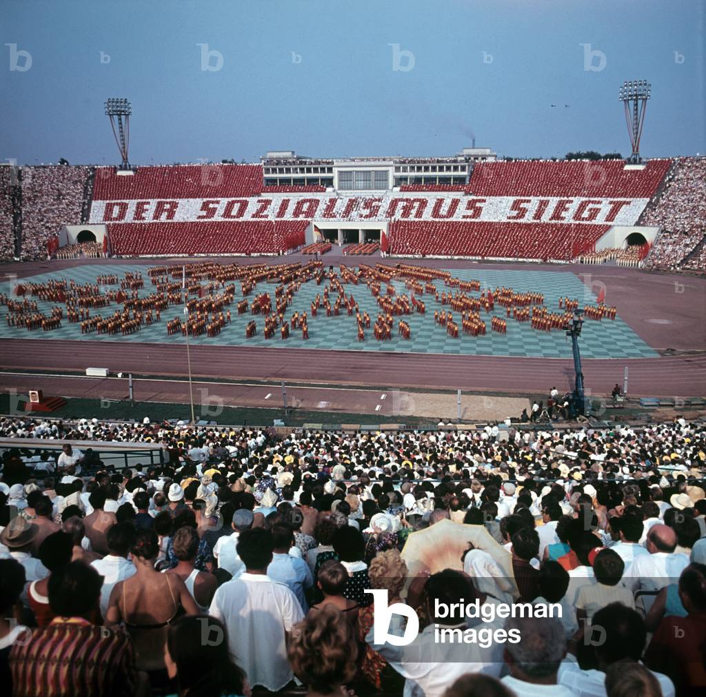 For the sports show for the V. Gymnastics and Sports Festival of the GDR, participants in Leipzig Central Stadium are organizing an event with grandstand pictures and actions. The slogan is: 'Socialism triumphs', 24th July, 1969 (photo)