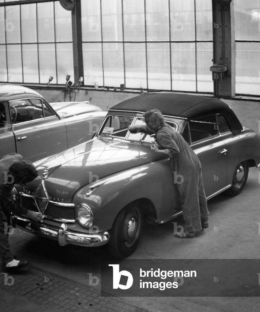 Employees in the Borgward plants in Bremen clean a Borgward Hansa 1800 Cabriolet, 1952 (photo)