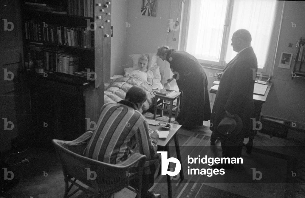 Nursing of a woman who suffers from flu, 1960 (b/w photo)