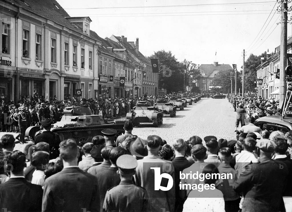 Entry of the Tank Regiment 6 in Neuruppin, 1936 (b/w photo)
