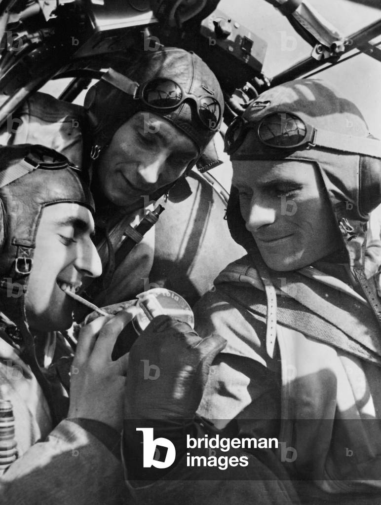 German pilots eating, 1941 (b/w photo)