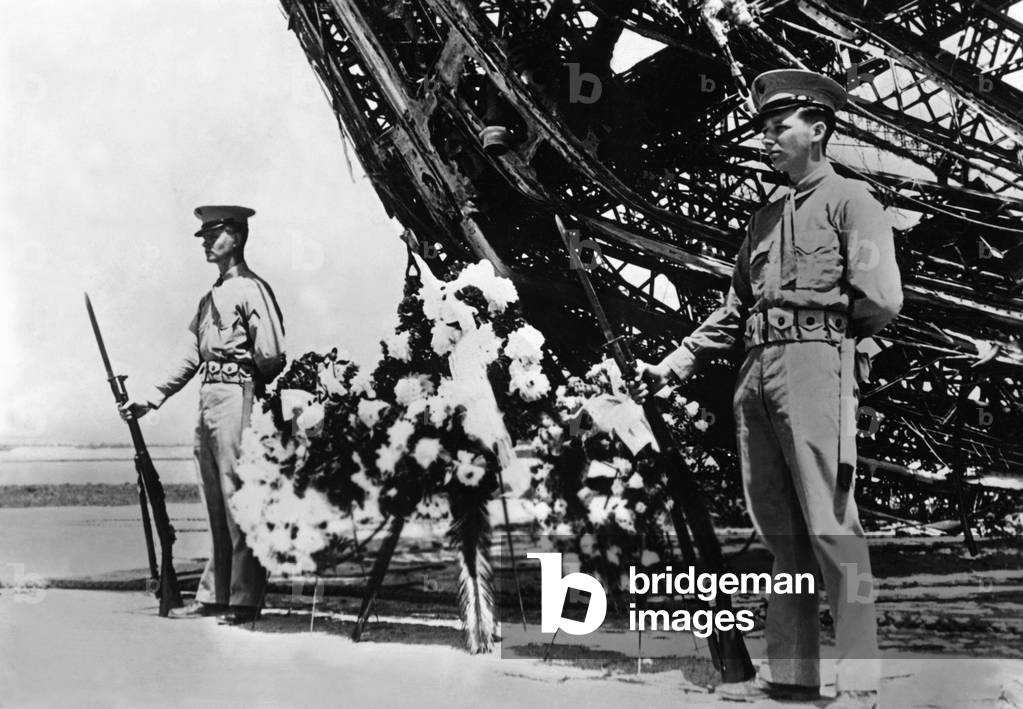 Crash of the airship LZ 129 Hindenburg, Lakehurst 1937 (b/w photo)