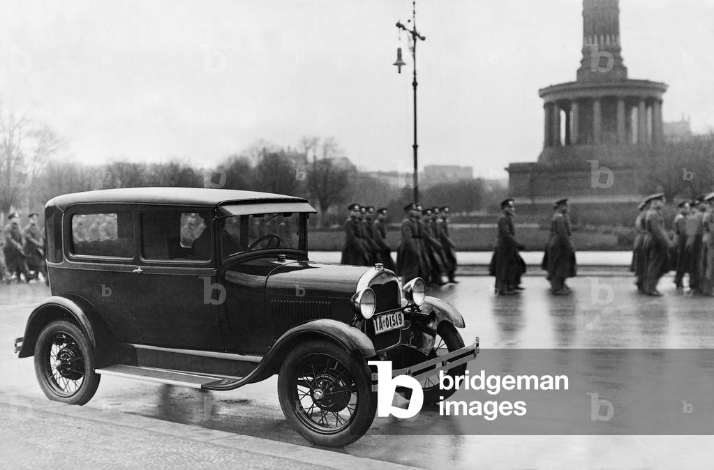 Automobile from Ford, 1928 (b/w photo)
