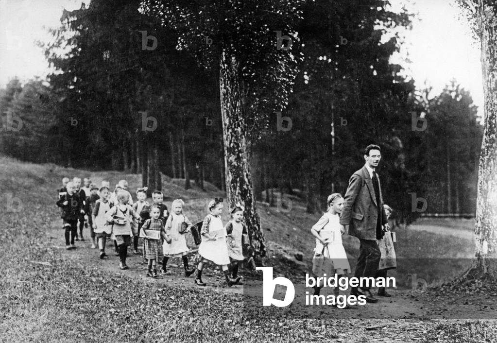 Elementary school class on an excursion (b/w photo)