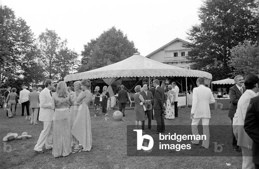 Garden party in Bad Tölz, 1971 (b/w photo)