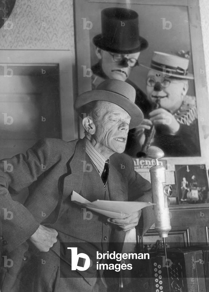 Karl Valentin in front of a microphone (b/w photo)