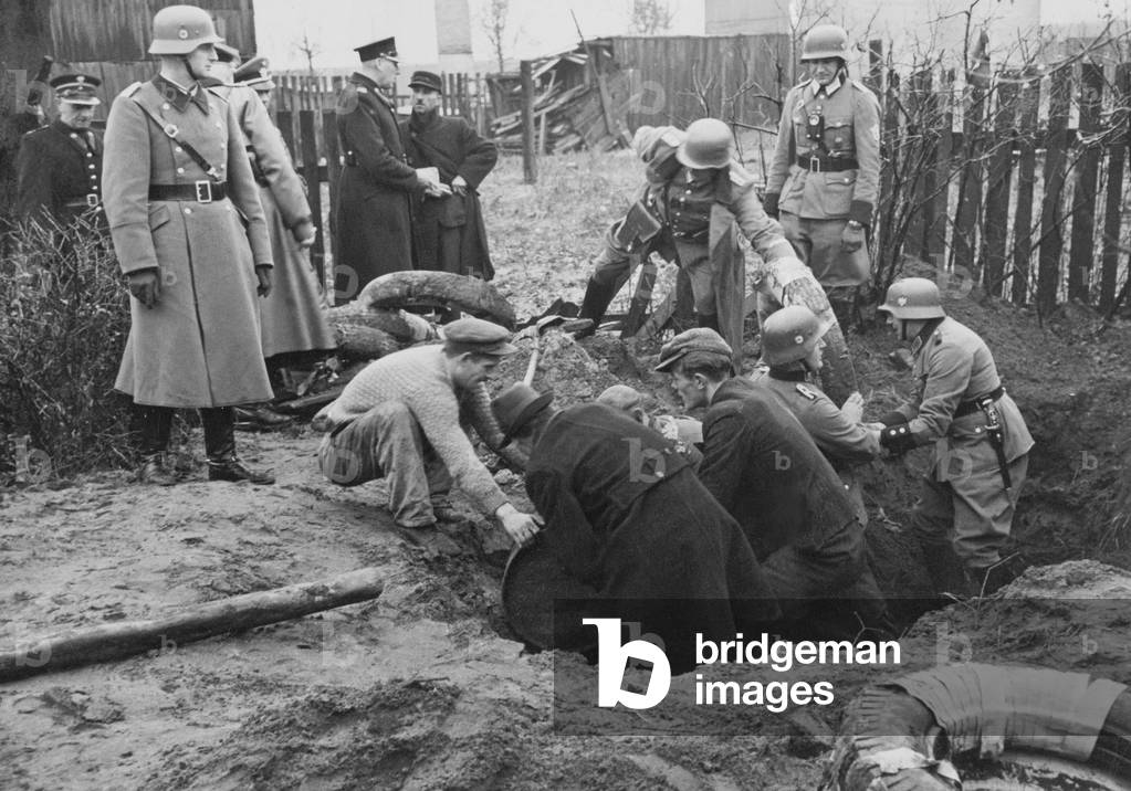 Armed forces soldiers during the Second World War (b/w photo)