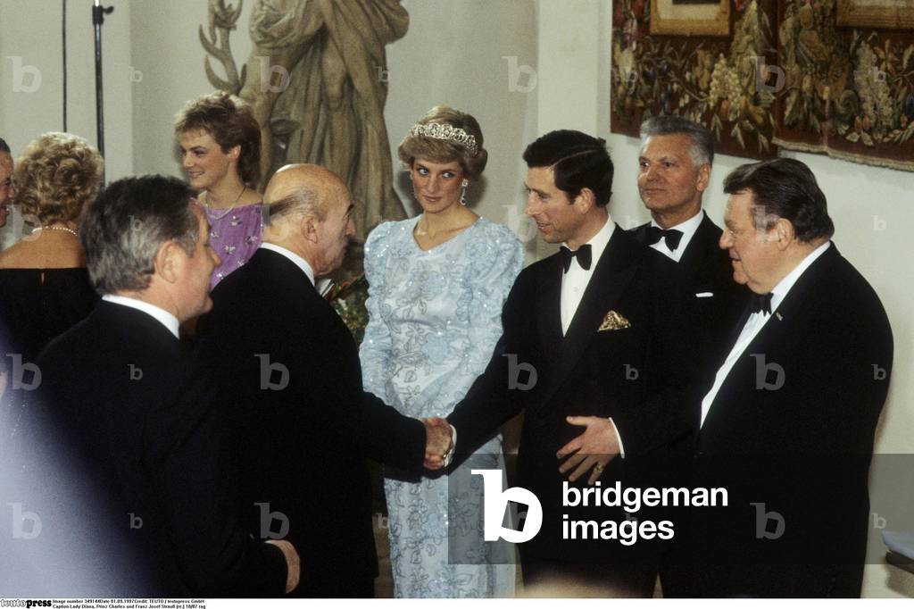 Lady Diana, Prince Charles and Franz Josef Strauss (r.) In the State Chancellery, Munich 10/87 rag England UK aristocracy Royalty receiving State receiving serious festive gala shaking hands half crosswise, 1987 (b/w photo)