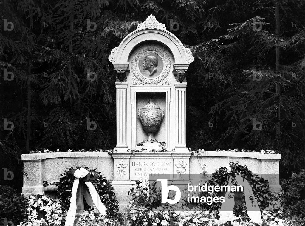 Monument for Hans von Buelow in Hamburg (b/w photo)