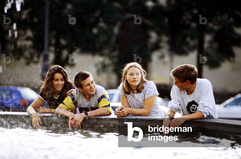Teenagers at the fountain of the university on Professor Huber-Platz, Munich, 1998 (photo)