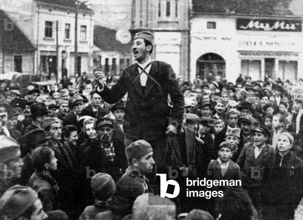 Ratko Mitrovic speaking to people of Cacak (Yugoslavia), liberated city, in october 1941