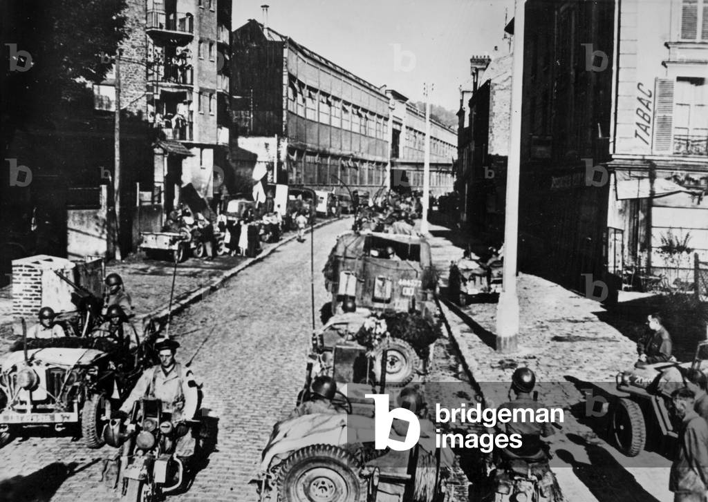 Liberation of Paris august 25, 1944 : american troops arriving near the Renault car factory in Boulogne Billancourt