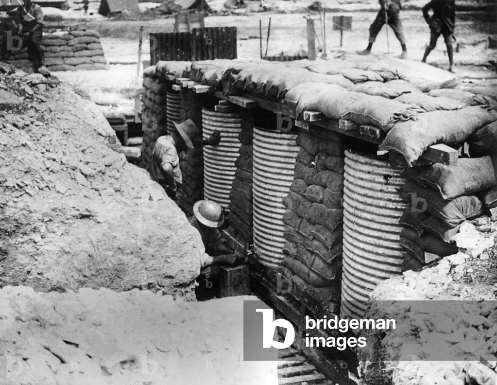 Drinking water reserves of English troops in the sum in August 1916