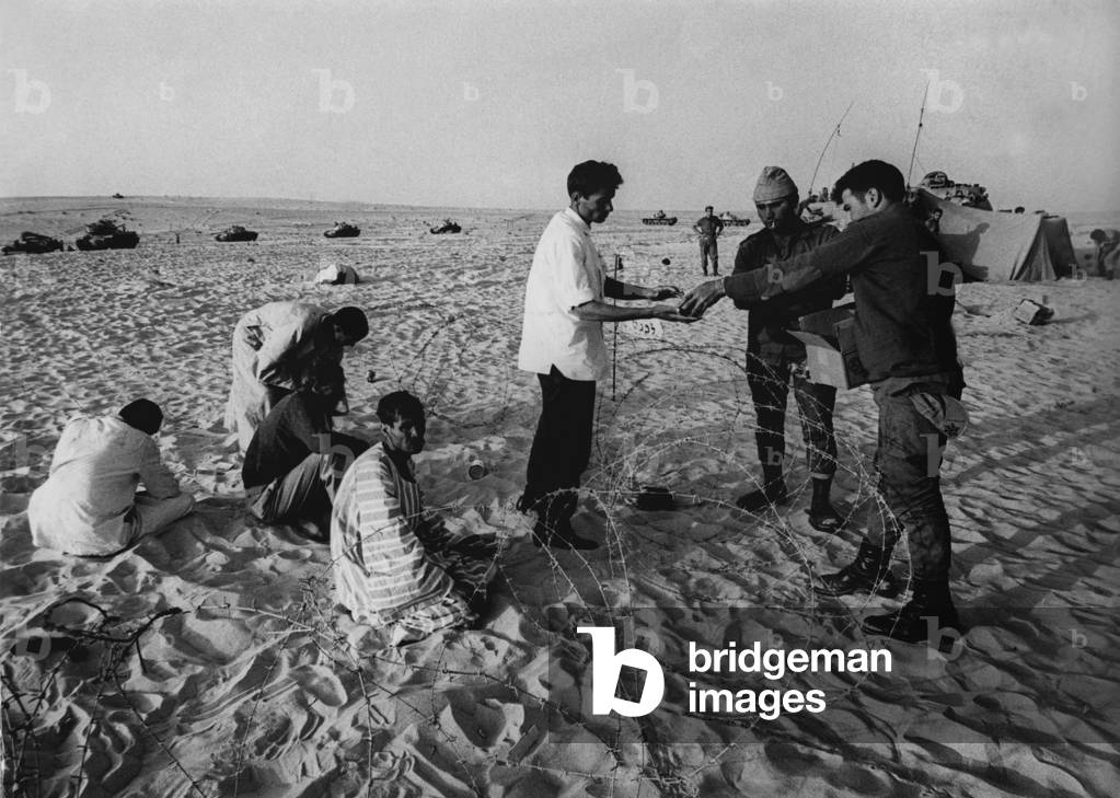 Six Days war in june 1967 : distribution by Israeli of cigarets to prisoners in the desert