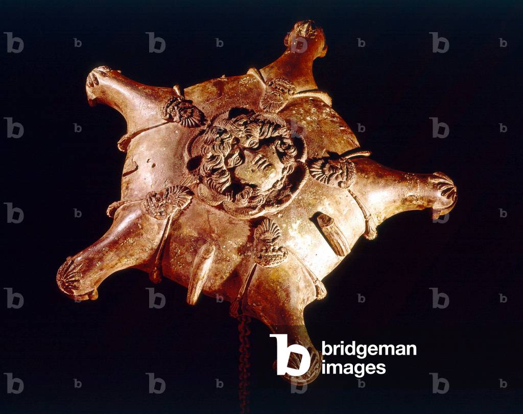 five-pointed lamp, gallo roman period, photo by Hubert Josse