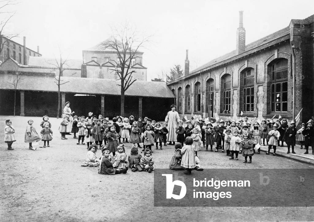 Children druing the playtime in a school of the street Monceau in Cholet about 1905-1910