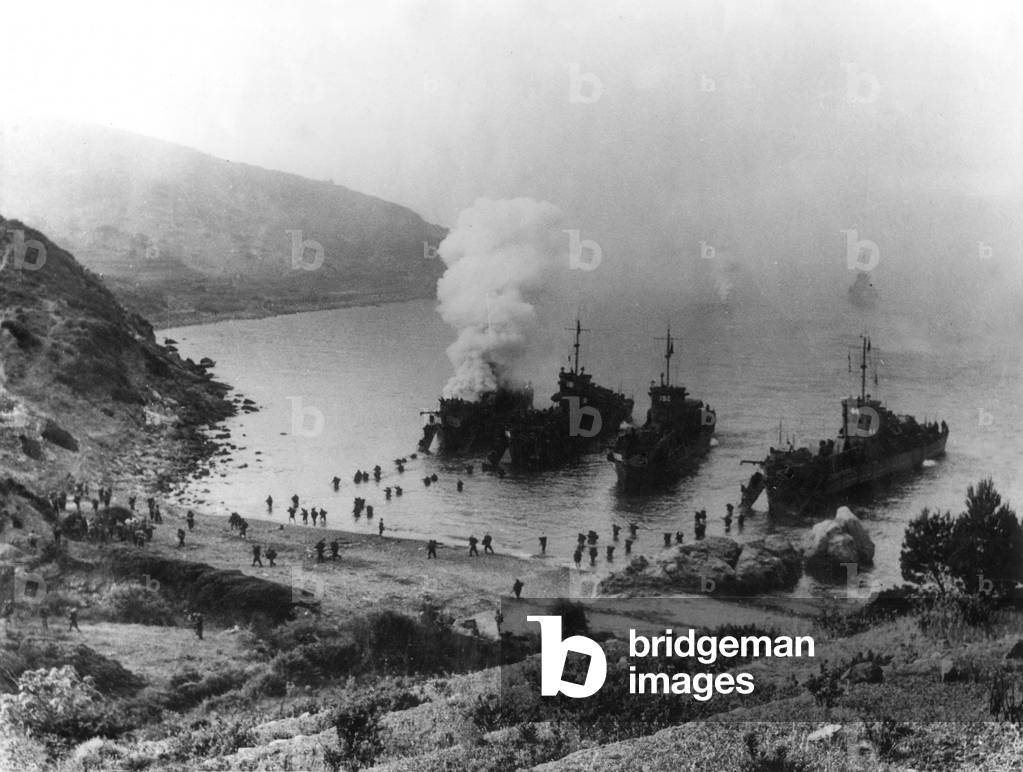 landings of the French soldiers led general de Lattre de Tassigny during battle of Elba island, Italy, june 17, 1944 during Italy campaign