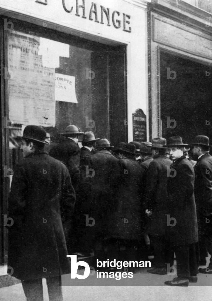 increase of Franc : parisians reading boards outside credit institution in Paris, 1928